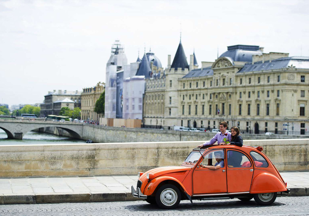 Paris Sightseeing in a Classic Car